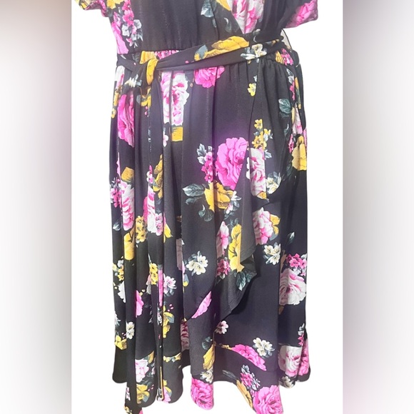 Torrid Black Floral Mini Stretch Crepe Wrap Dress Size 2 - Picture 5 of 8